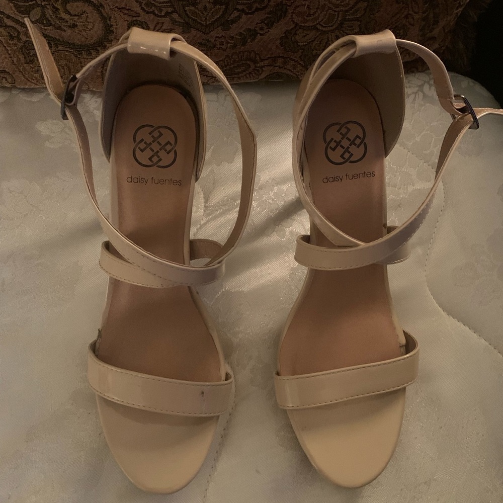 Tan, DAISEY FEUNTES (Caite), size 9M, new without tag